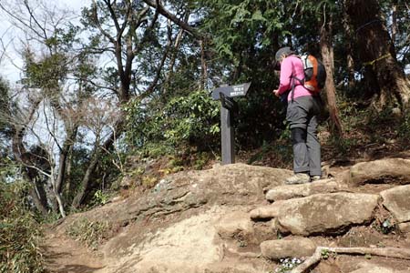 称名寺から鎌倉アルプス・小さな岩場を下り