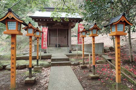 厚木市・愛宕社の参道奥に社
