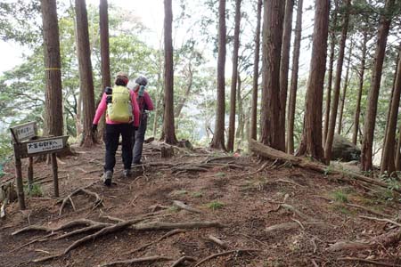 見城から梅ノ木尾根と見晴広場・山頂に戻り大釜弁財天方面へ