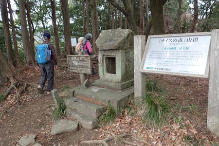 見城から梅ノ木尾根と見晴広場・登り返すと日向山の山頂