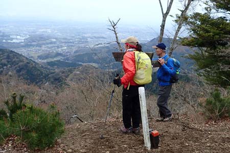 見城から梅ノ木尾根と見晴広場・急坂を下ると視界が広がる弁天広場