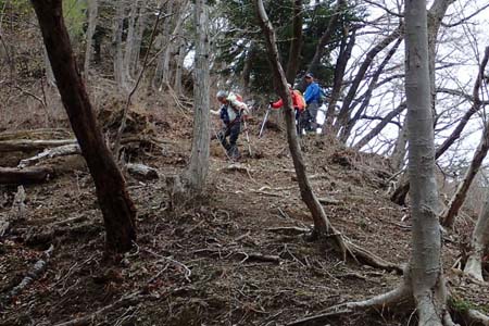 見城から梅ノ木尾根と見晴広場・滑りやすい急坂に固定ロープ