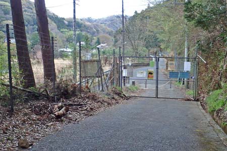 見城から梅ノ木尾根と見晴広場・舗装道路をしばらく歩くと車止めのゲート