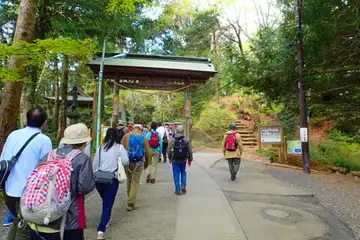 霊気満山の山門