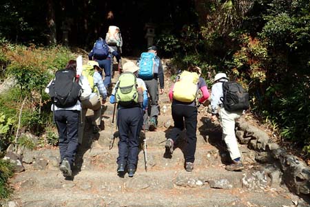 今倉山から刈寄山・石の階段を登って行きます