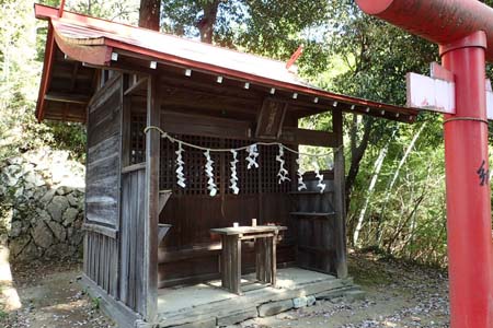 今倉山から刈寄山・参道に赤い屋根の社
