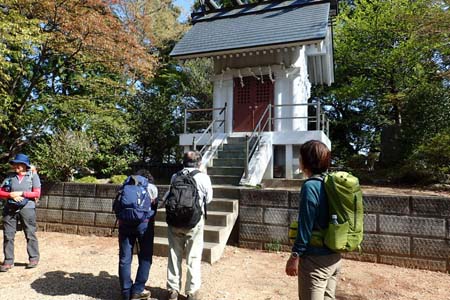 今倉山から刈寄山・山頂の奥に今熊神社の奥宮