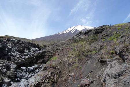 まぼろしの滝と小富士・まぼろしの滝から見上げる富士山