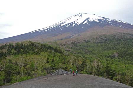 まぼろしの滝と小富士・振り返る富士山