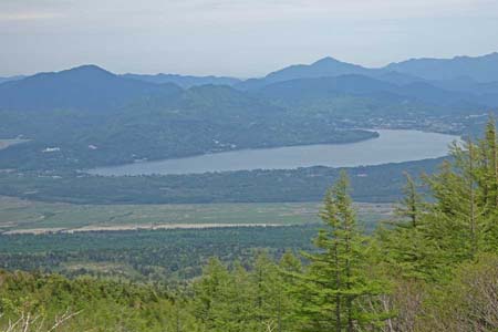 まぼろしの滝と小富士・勾玉のような山中湖