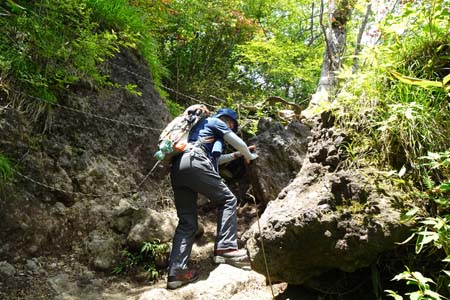 金時山・固定ロープも張られています