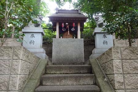 横浜市戸塚区・子育稲荷大明神の石段上に祠