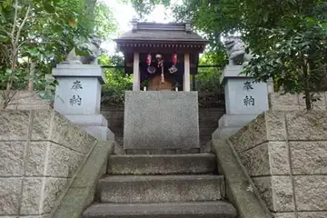 子育稲荷大明神の小祠