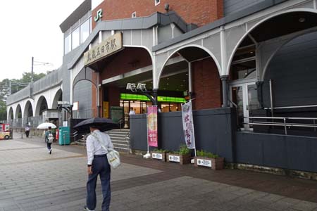 金比羅山と南沢あじさい山・武蔵五日市駅の駅前