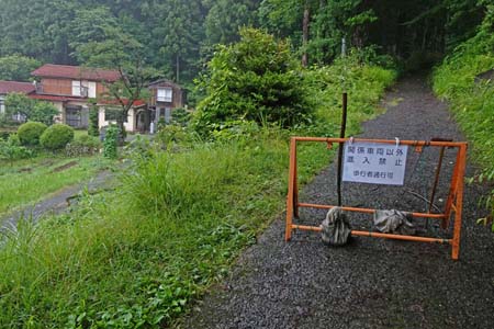 金比羅山と南沢あじさい山・集落の先から山道が始まる
