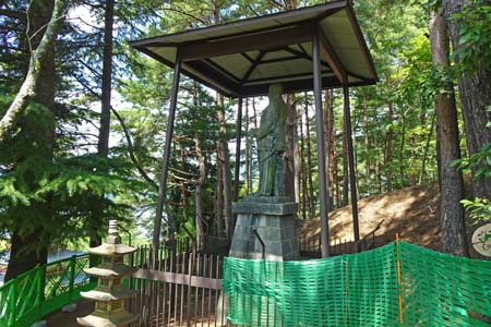 霜山から天上山・遊歩道を登ると明治大帝像