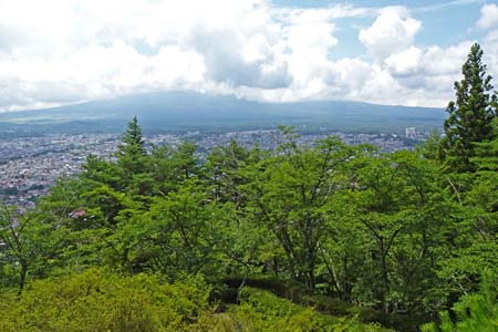 霜山から天上山・あずま屋からは雲を被った富士山