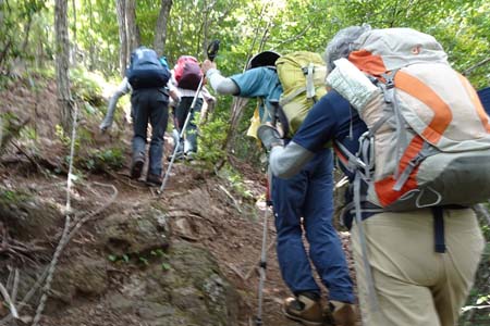 霜山から天上山・固定ロープが張られた急坂