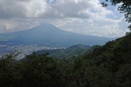 霜山から天上山・三ツ峠からの登山道を合わせた展望地
