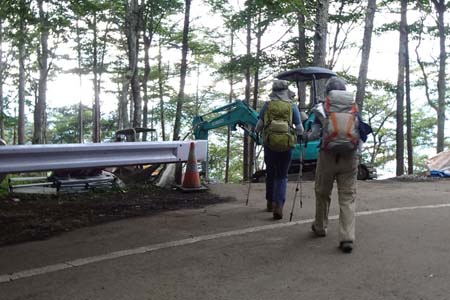 霜山から天上山・舗装道路に工事の重機