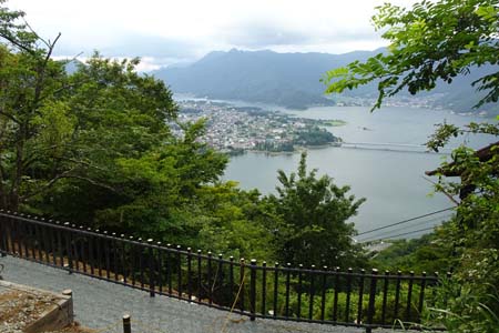 霜山から天上山・木立の先に河口湖