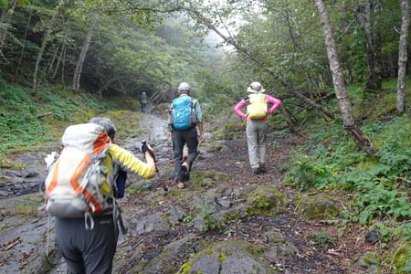 幕岩から二ッ塚・溶岩流の沢を登って行くと幕岩
