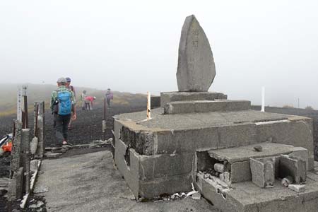 幕岩から二ッ塚・下塚の山頂に石碑