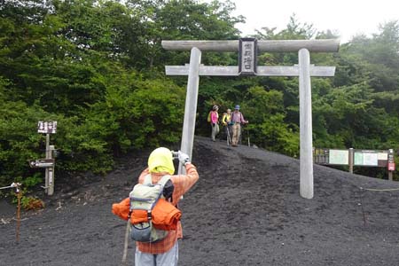 幕岩から二ッ塚・たどり着いた御殿場口の鳥居