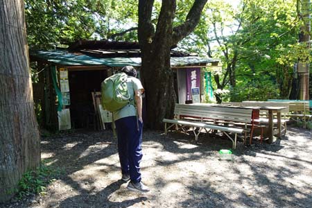 大岳山・長尾平の茶店はまだ開いていません
