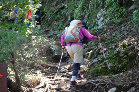 大岳山・早い人はもう山頂から下ってきます