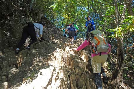 大岳山・山頂直下の岩場