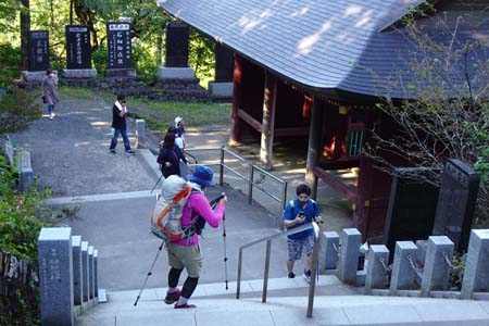 大岳山・石段を下ると大きな神門