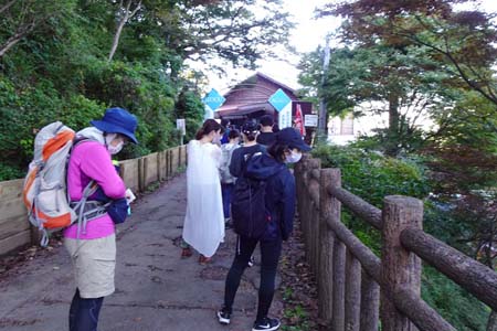 大岳山・ケーブルカー駅はたくさんの人