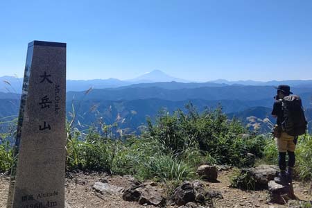 大岳山・山頂標識の先に富士山