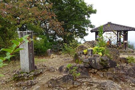 日の出山から金毘羅尾根・日の出山の山頂に東屋