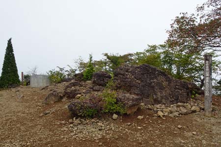 日の出山から金毘羅尾根・山頂の山は雲の中