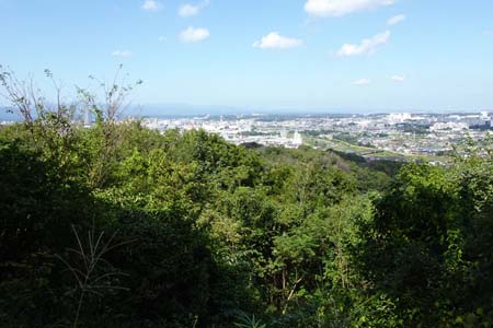 長沼公園から平山城跡公園・展望の先には奥多摩の山々