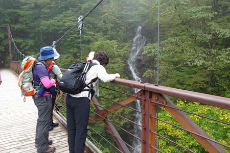 三頭山・吊り橋から眺める三頭大滝