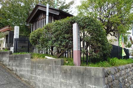多摩市・関戸熊野神社の霞ノ関南木戸柵跡の道標