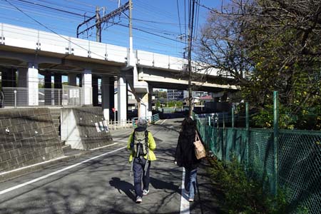 小田急多摩センター駅から永山駅・小田急の高架下をくぐり
