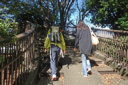 小田急多摩センター駅から永山駅・らせん階段を登り