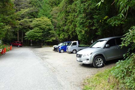 小仏城山から高尾山・車止めの手前に駐車スペース