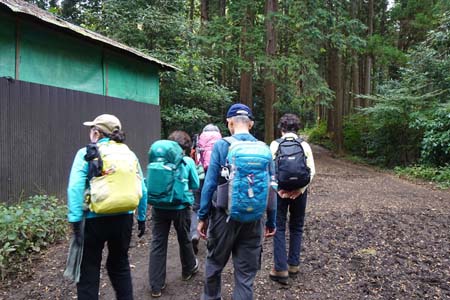 小仏城山から高尾山・廃屋の脇から小仏城山へ