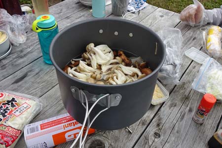 小仏城山から高尾山・ベンチに腰を下ろしいも煮です