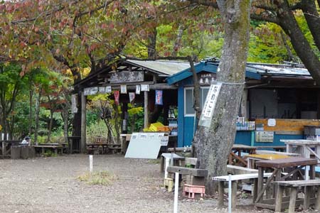 小仏城山から高尾山・山頂にはベンチと茶店