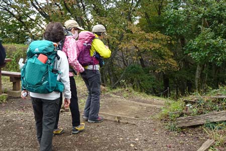 小仏城山から高尾山・高尾山を目指し下って行きます