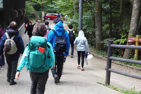 小仏城山から高尾山・1号路になるとたくさんの人