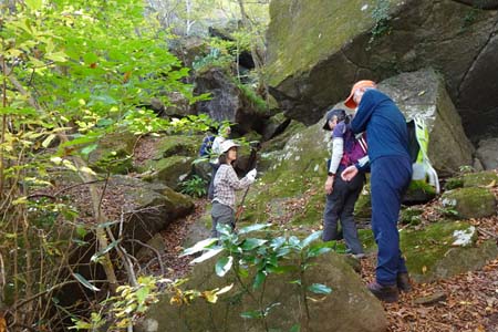筑波山・大きな岩が現れます