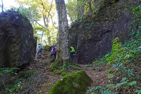 筑波山・大きな岩の間を登り