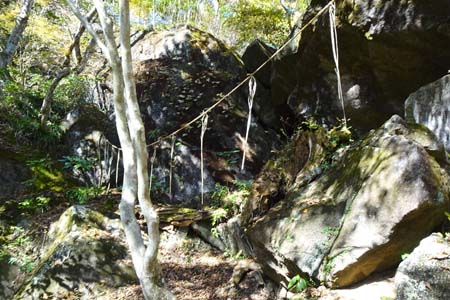筑波山・しめ縄が張られた護摩壇